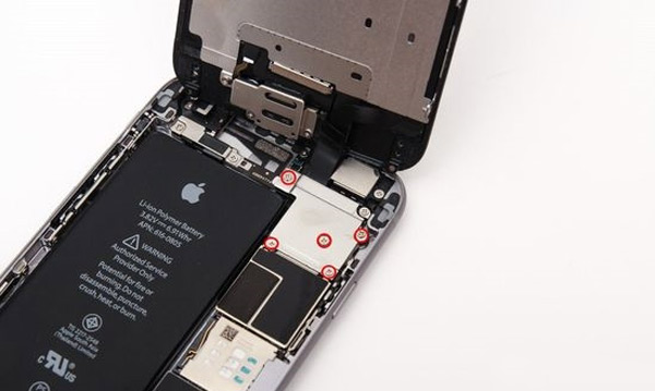 Cambiar batería iPhone 6 paso 4